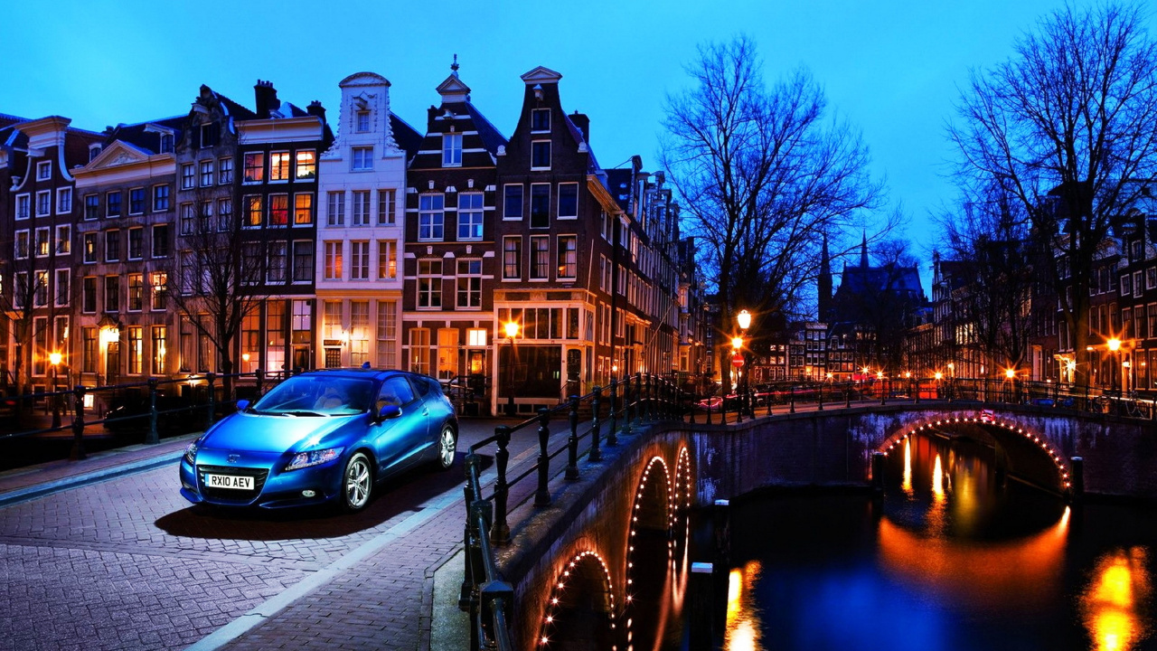 Bâtiment en Béton Brun Près de la Rivière Pendant la Nuit. Wallpaper in 1280x720 Resolution