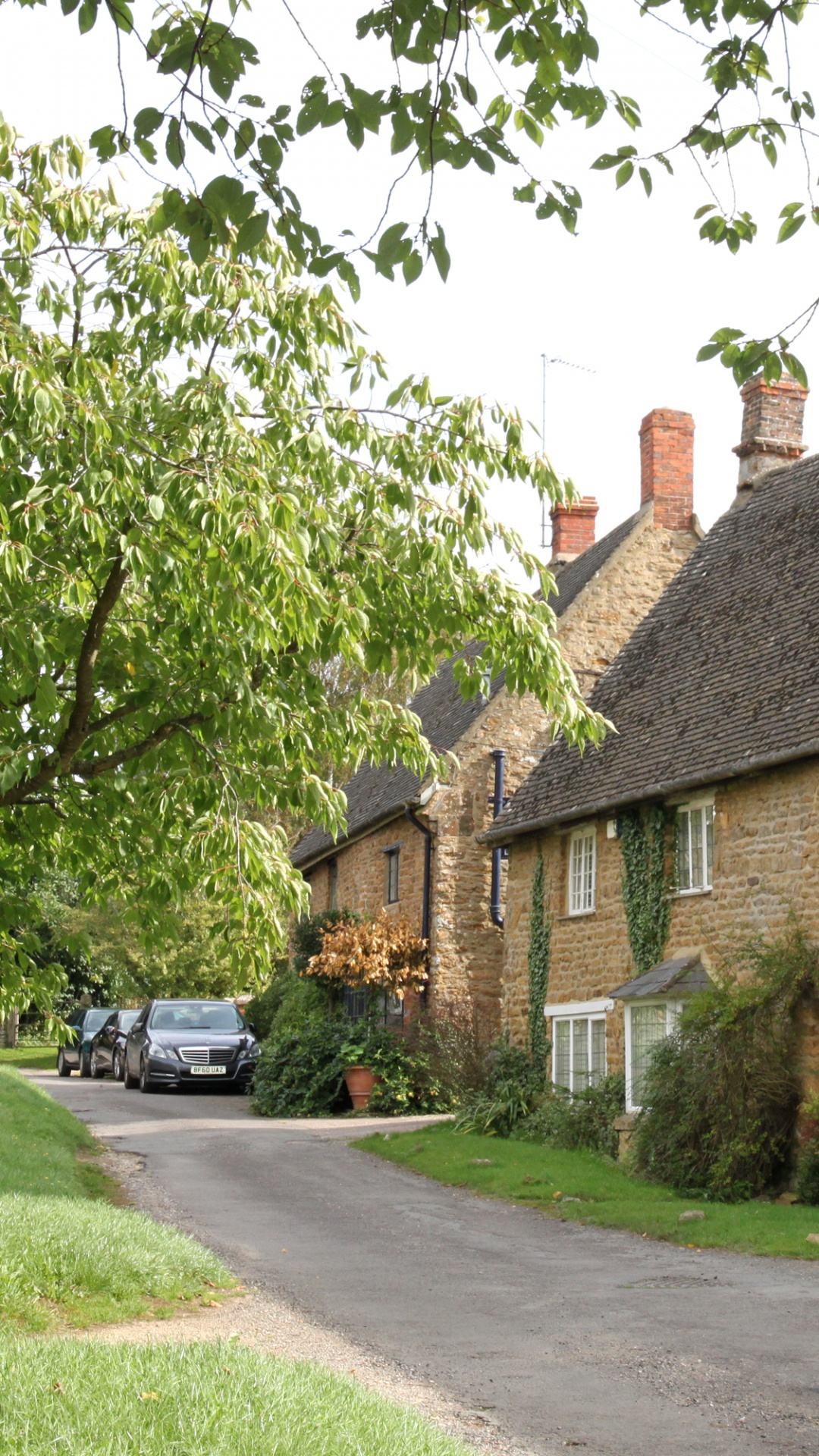 Black Suv Parked Beside Brown Brick Building During Daytime. Wallpaper in 1080x1920 Resolution