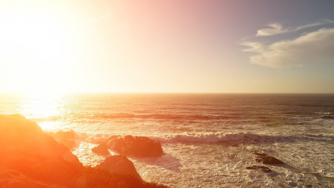 Les Vagues de L'océan S'écrasent Sur le Rivage Pendant la Journée. Wallpaper in 1366x768 Resolution