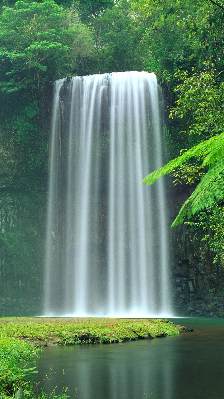Wasserfälle Inmitten Der Grünen Wiese. Wallpaper in 720x1280 Resolution