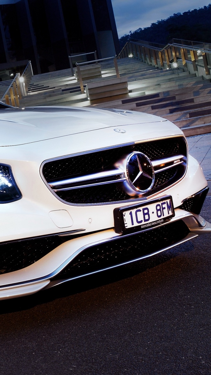 Weiße Mercedes Benz c Klasse. Wallpaper in 720x1280 Resolution