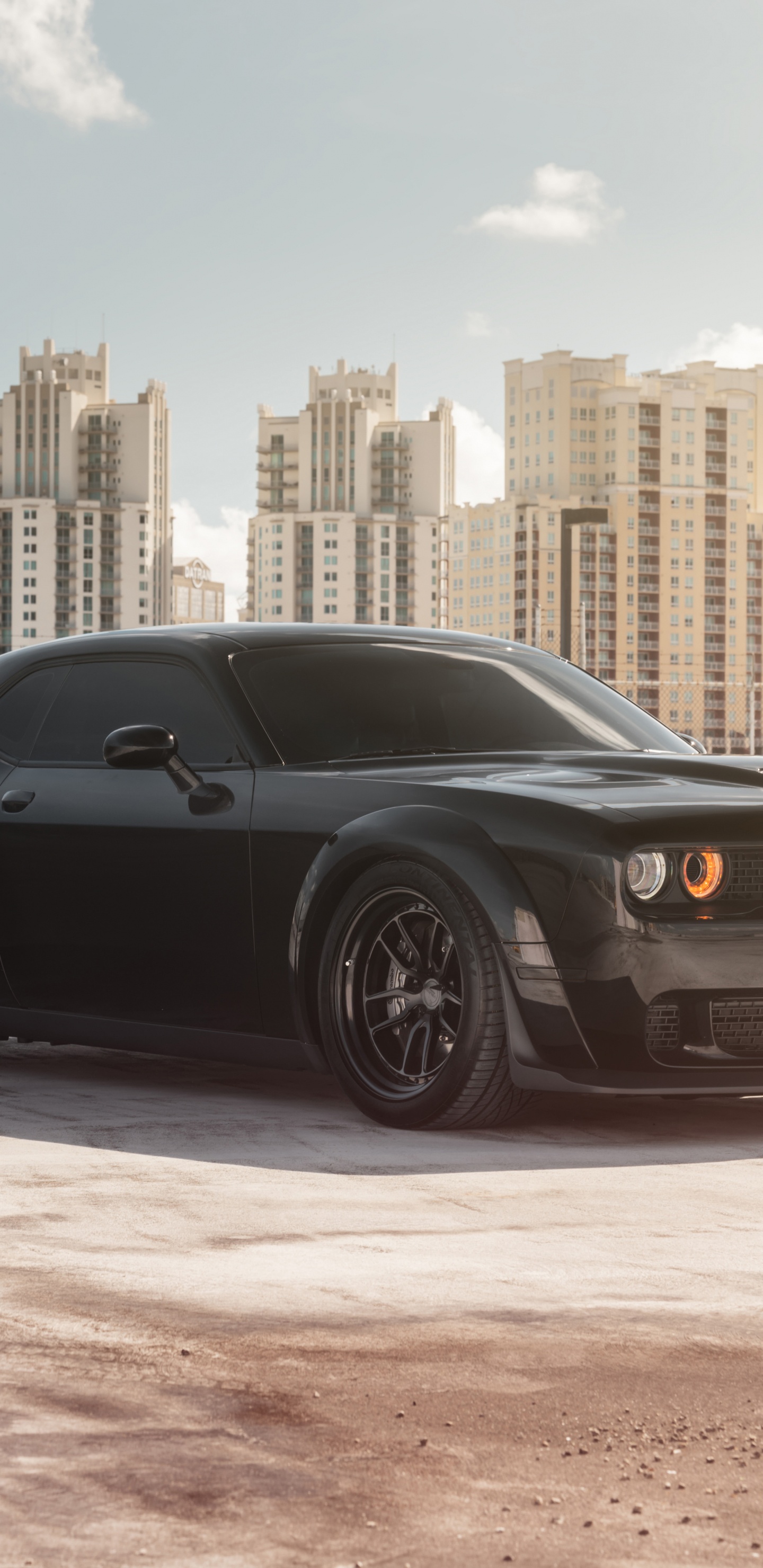 Coupé Noir Garé Sur un Trottoir en Béton Gris Pendant la Journée. Wallpaper in 1440x2960 Resolution