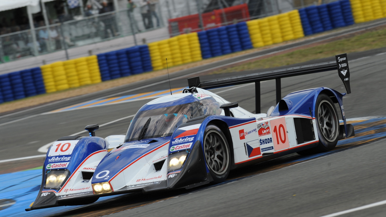 Weiß-blauer Rennwagen Tagsüber Auf Der Strecke. Wallpaper in 1280x720 Resolution