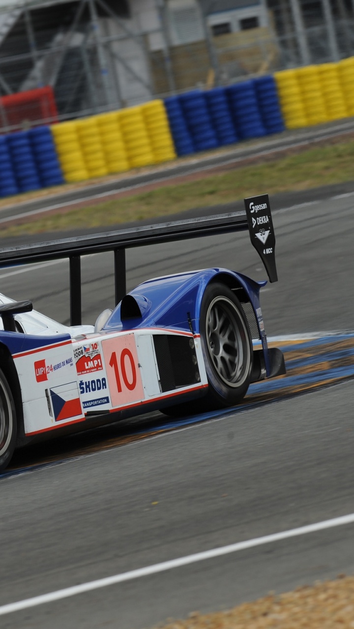 Weiß-blauer Rennwagen Tagsüber Auf Der Strecke. Wallpaper in 720x1280 Resolution