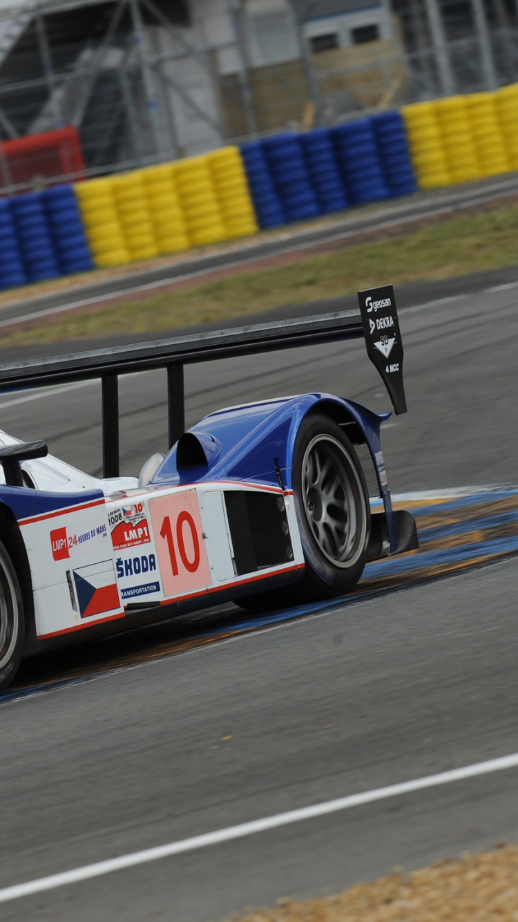 Coche de Carreras Blanco y Azul en la Pista Durante el Día. Wallpaper in 750x1334 Resolution