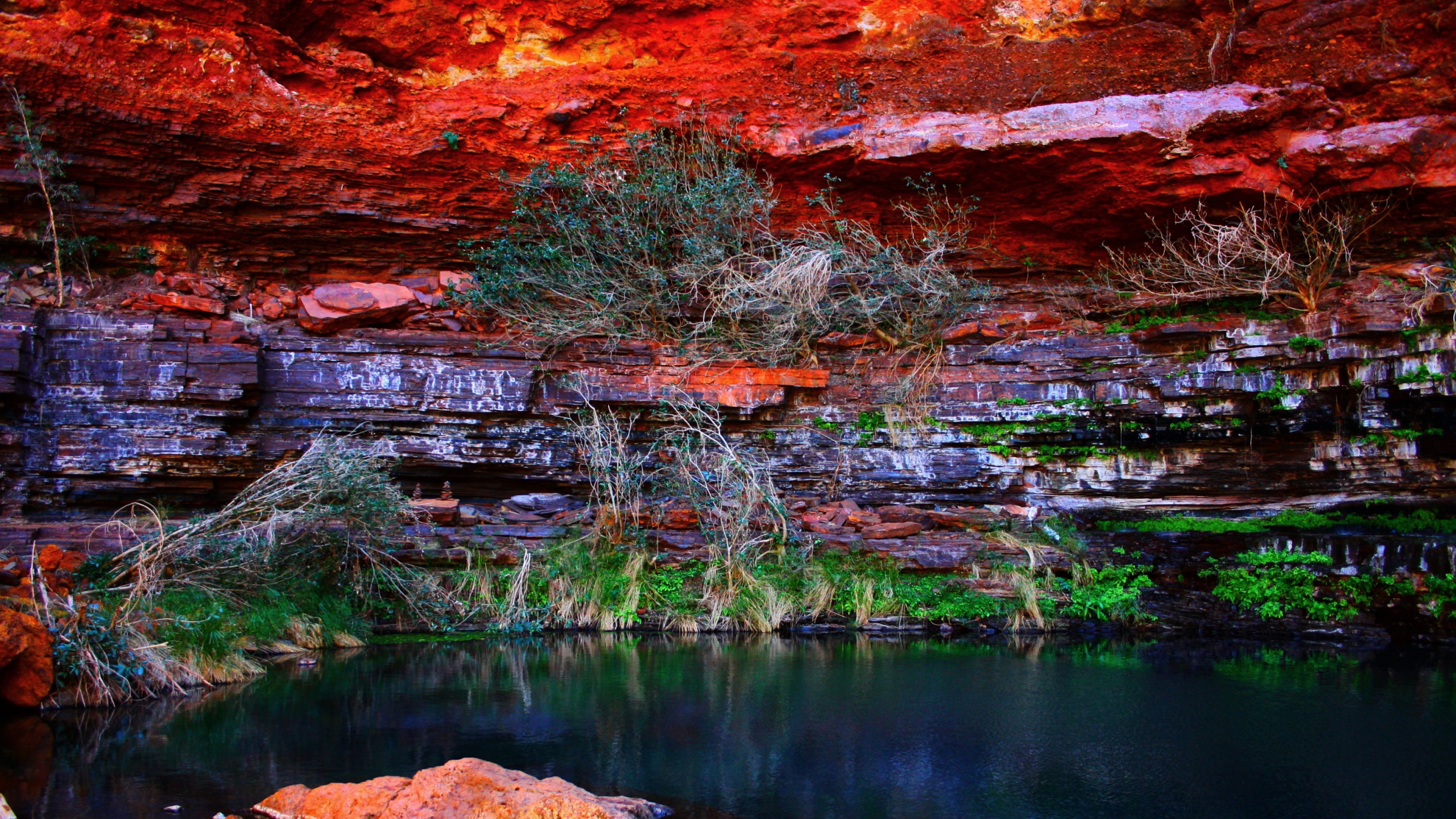 Brown Rock Formation Beside Body of Water During Daytime. Wallpaper in 2560x1440 Resolution