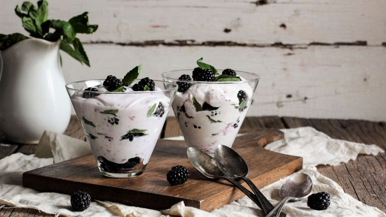 Vaso Floral Blanco y Verde Sobre Una Tabla de Cortar de Madera Marrón. Wallpaper in 1280x720 Resolution