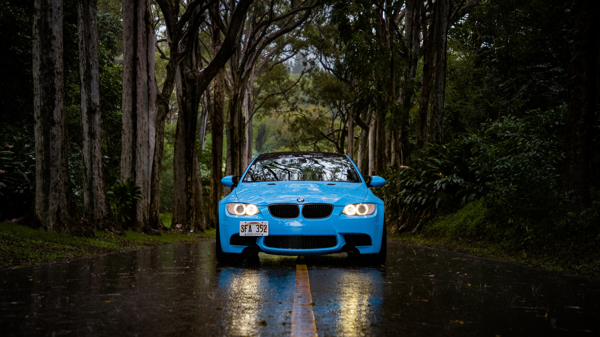 Voiture Bleue Sur la Rivière Entre Les Arbres Pendant la Journée. Wallpaper in 1920x1080 Resolution