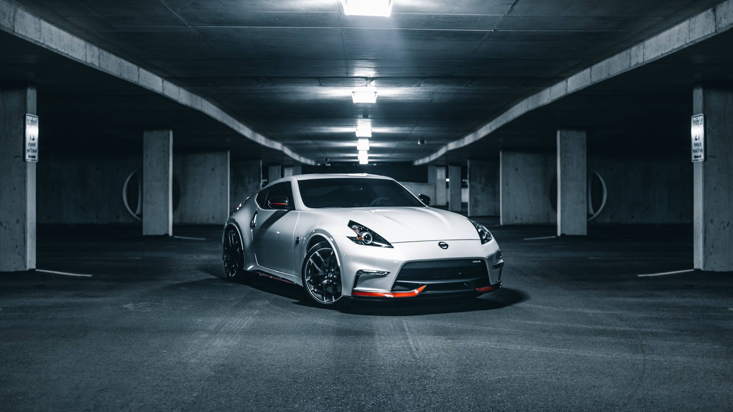 Weißes Bmw m 3 Coupe Auf Parkplatz Geparkt. Wallpaper in 2560x1440 Resolution