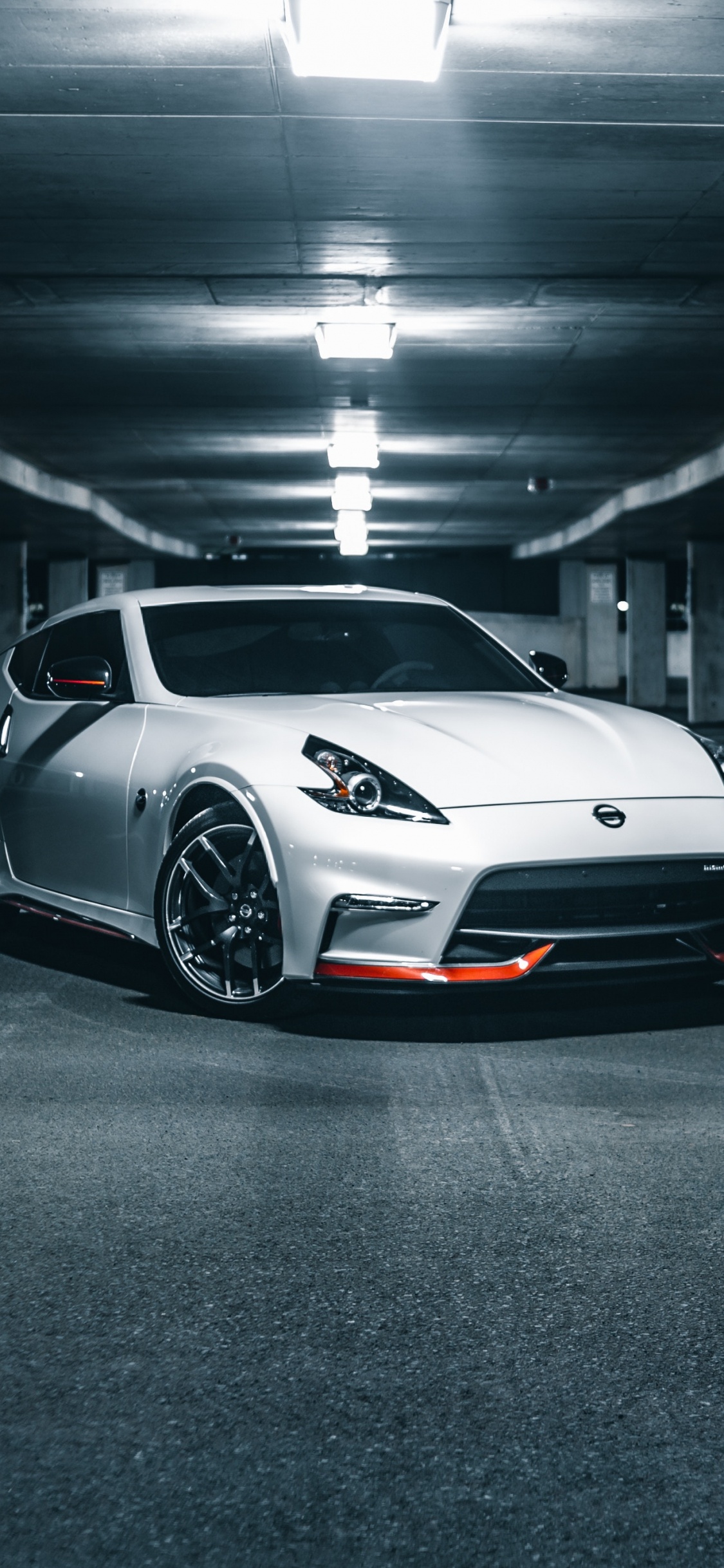 BMW M 3 Coupé Blanco Estacionado en el Estacionamiento. Wallpaper in 1125x2436 Resolution