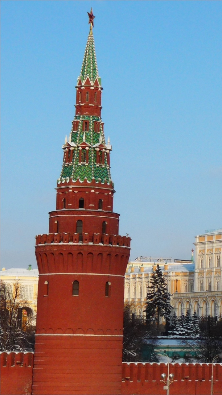 Beiges Betongebäude Unter Blauem Himmel Tagsüber. Wallpaper in 720x1280 Resolution