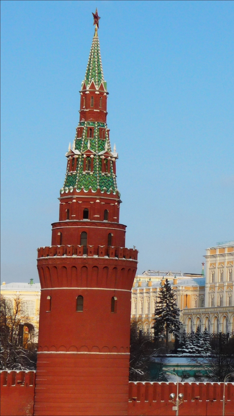 Beiges Betongebäude Unter Blauem Himmel Tagsüber. Wallpaper in 750x1334 Resolution