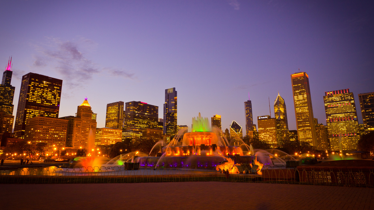 Skyline Der Stadt Mit Nachts Eingeschalteten Lichtern. Wallpaper in 1280x720 Resolution