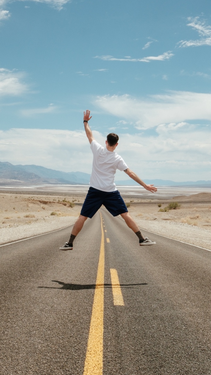Hombre Con Camiseta Blanca y Pantalones Cortos Negros Que se Ejecutan en la Carretera de Asfalto Gris Bajo Azul y. Wallpaper in 720x1280 Resolution