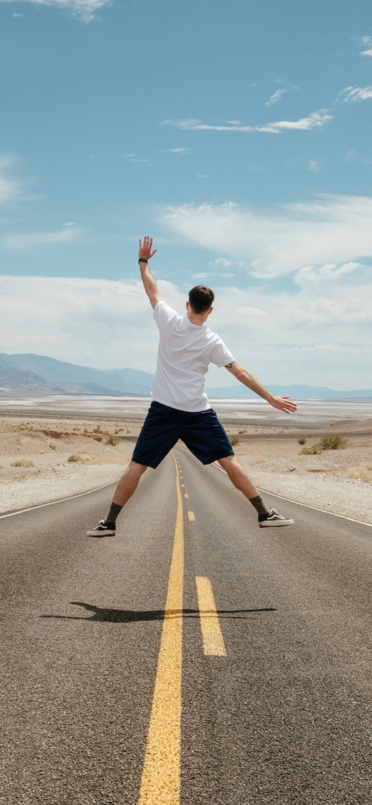 Homme en T-shirt Blanc et Short Noir Courant Sur Une Route Goudronnée Grise Sous Bleu Et. Wallpaper in 1242x2688 Resolution