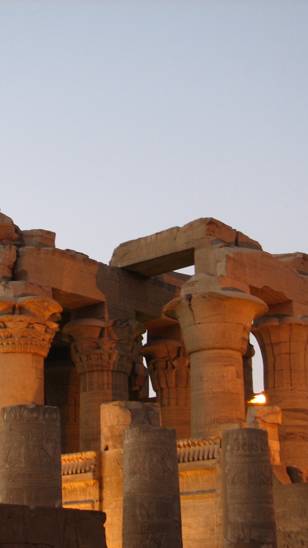 Edificio de Hormigón Marrón Bajo un Cielo Azul Durante el Día. Wallpaper in 1080x1920 Resolution