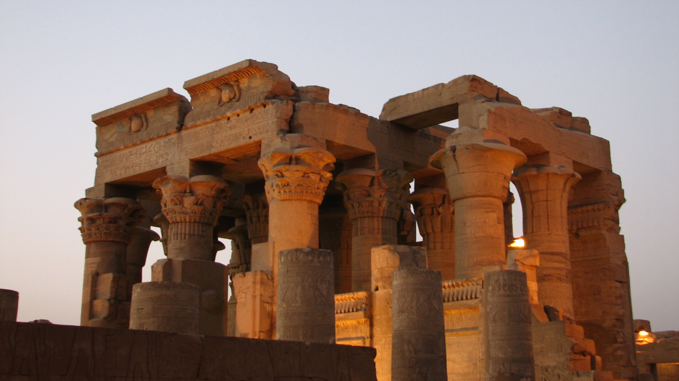 Edificio de Hormigón Marrón Bajo un Cielo Azul Durante el Día. Wallpaper in 1366x768 Resolution
