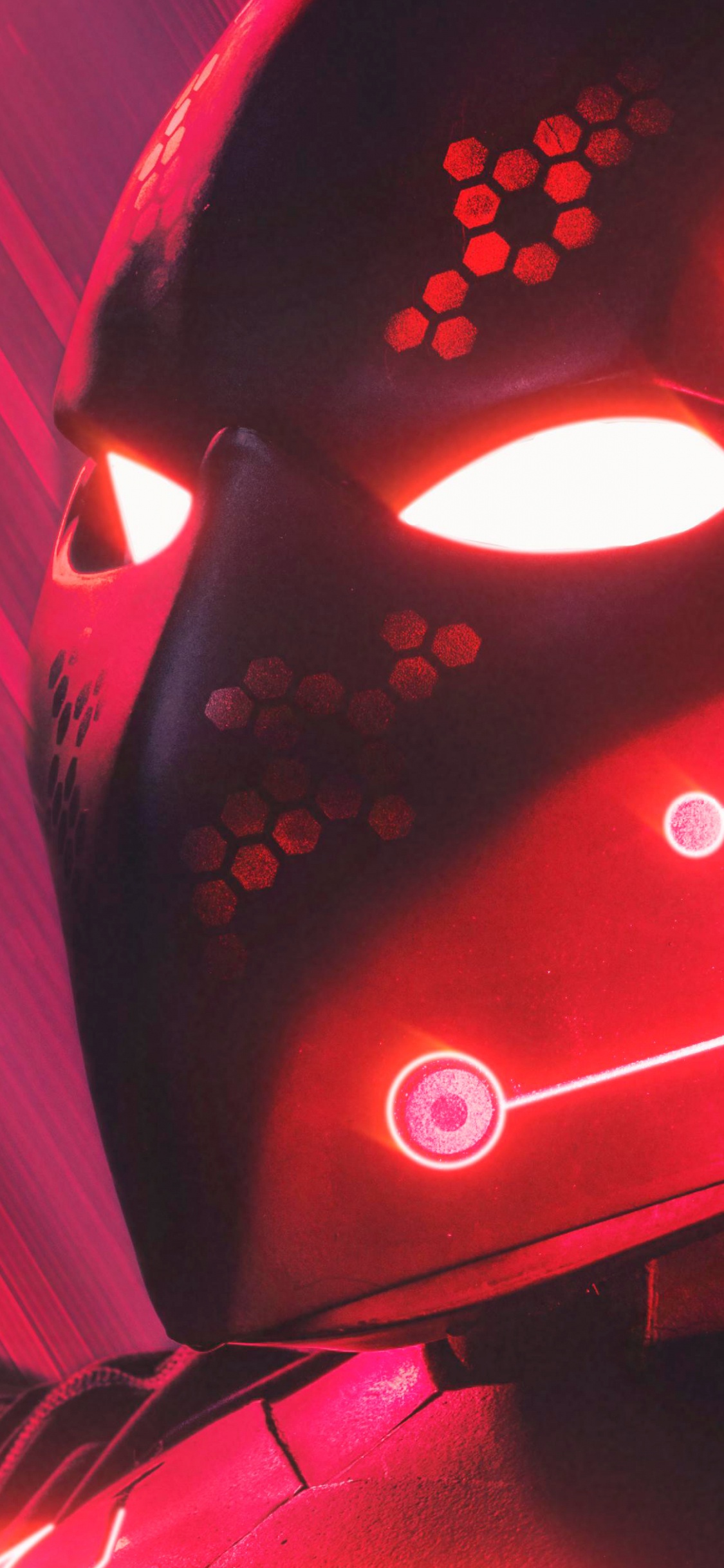 Masque Noir Avec Lumière Rouge. Wallpaper in 1125x2436 Resolution