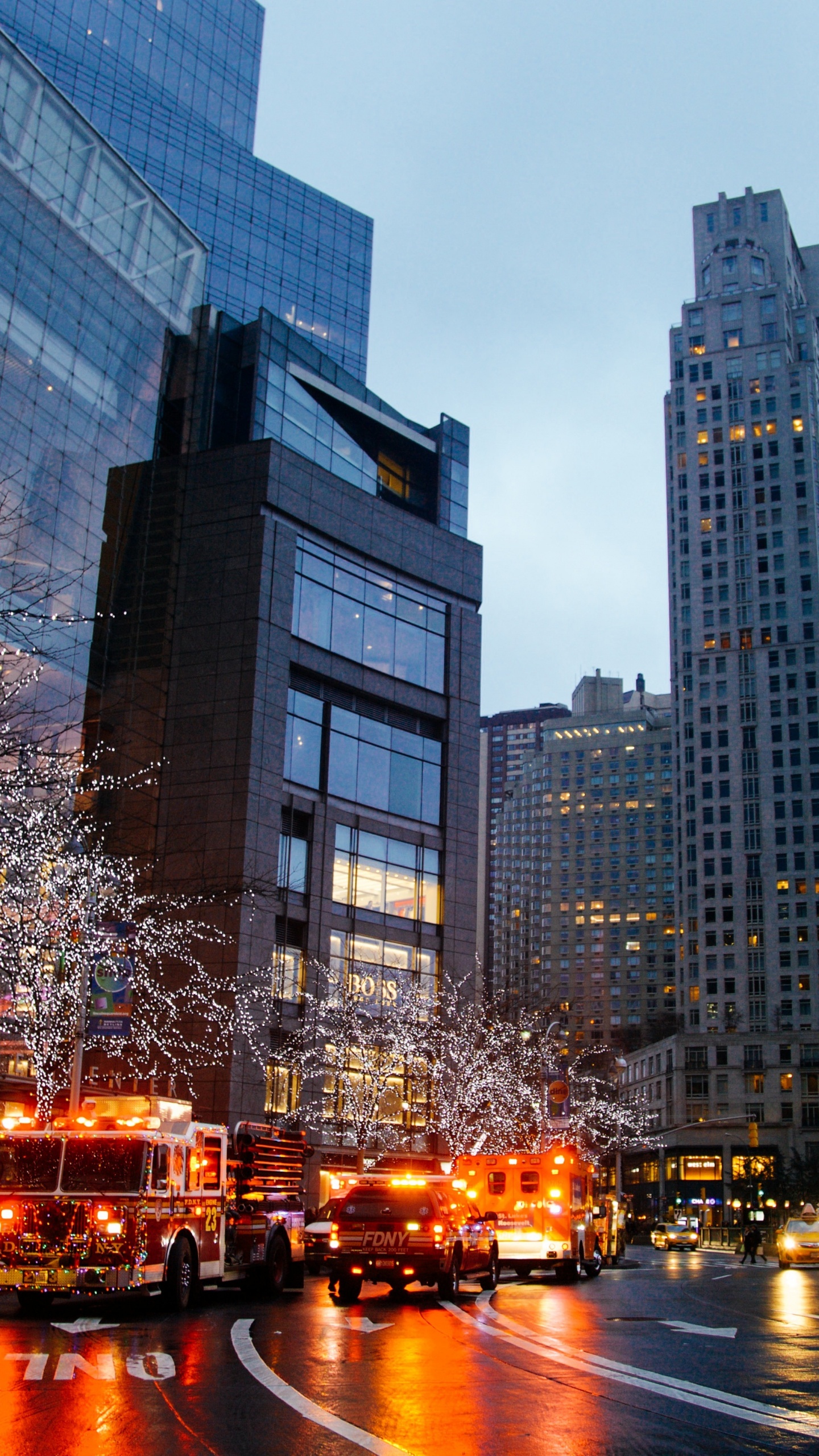 Voitures Sur Route Près Des Immeubles de Grande Hauteur Pendant la Nuit. Wallpaper in 1440x2560 Resolution