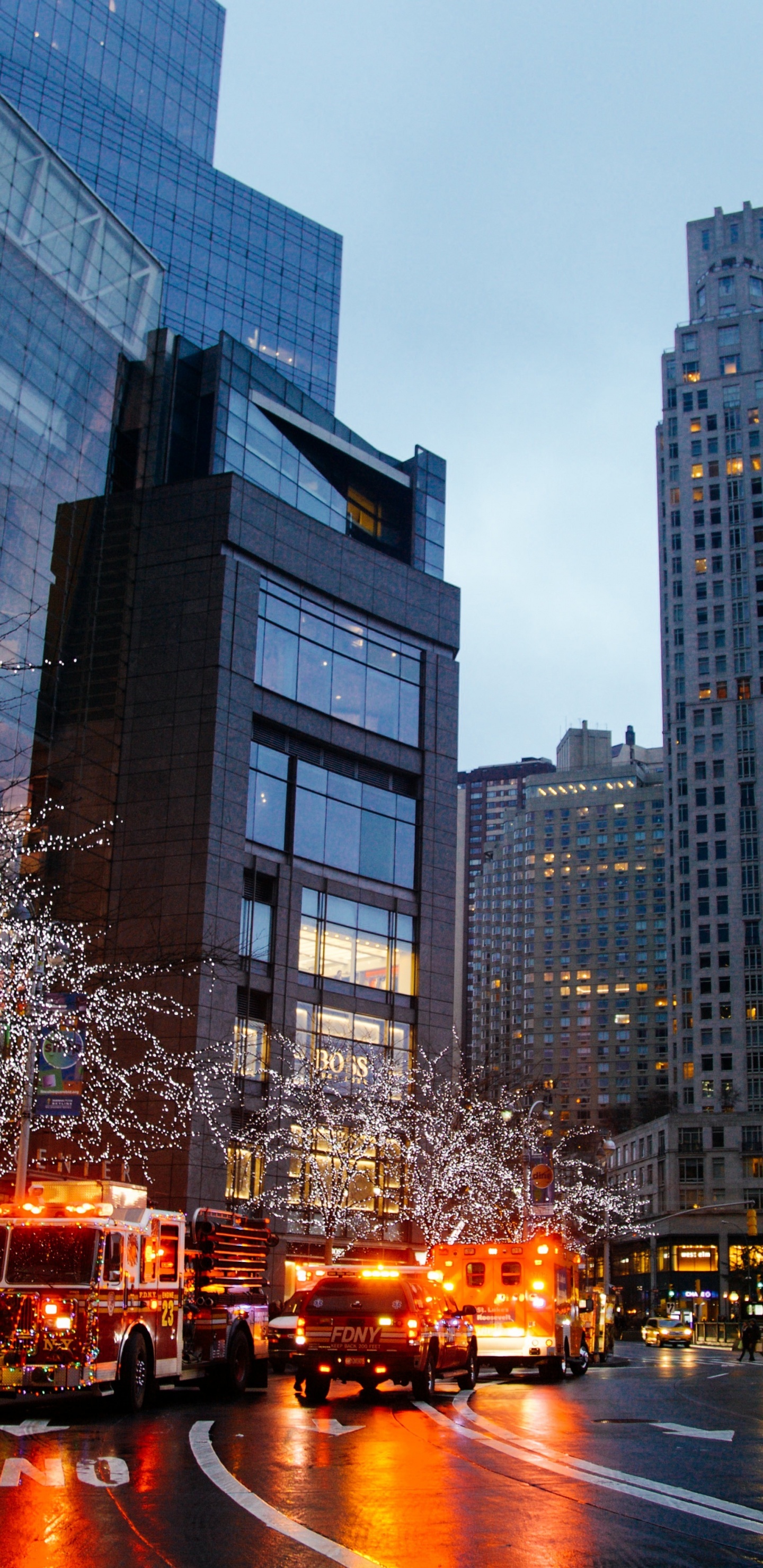 Voitures Sur Route Près Des Immeubles de Grande Hauteur Pendant la Nuit. Wallpaper in 1440x2960 Resolution
