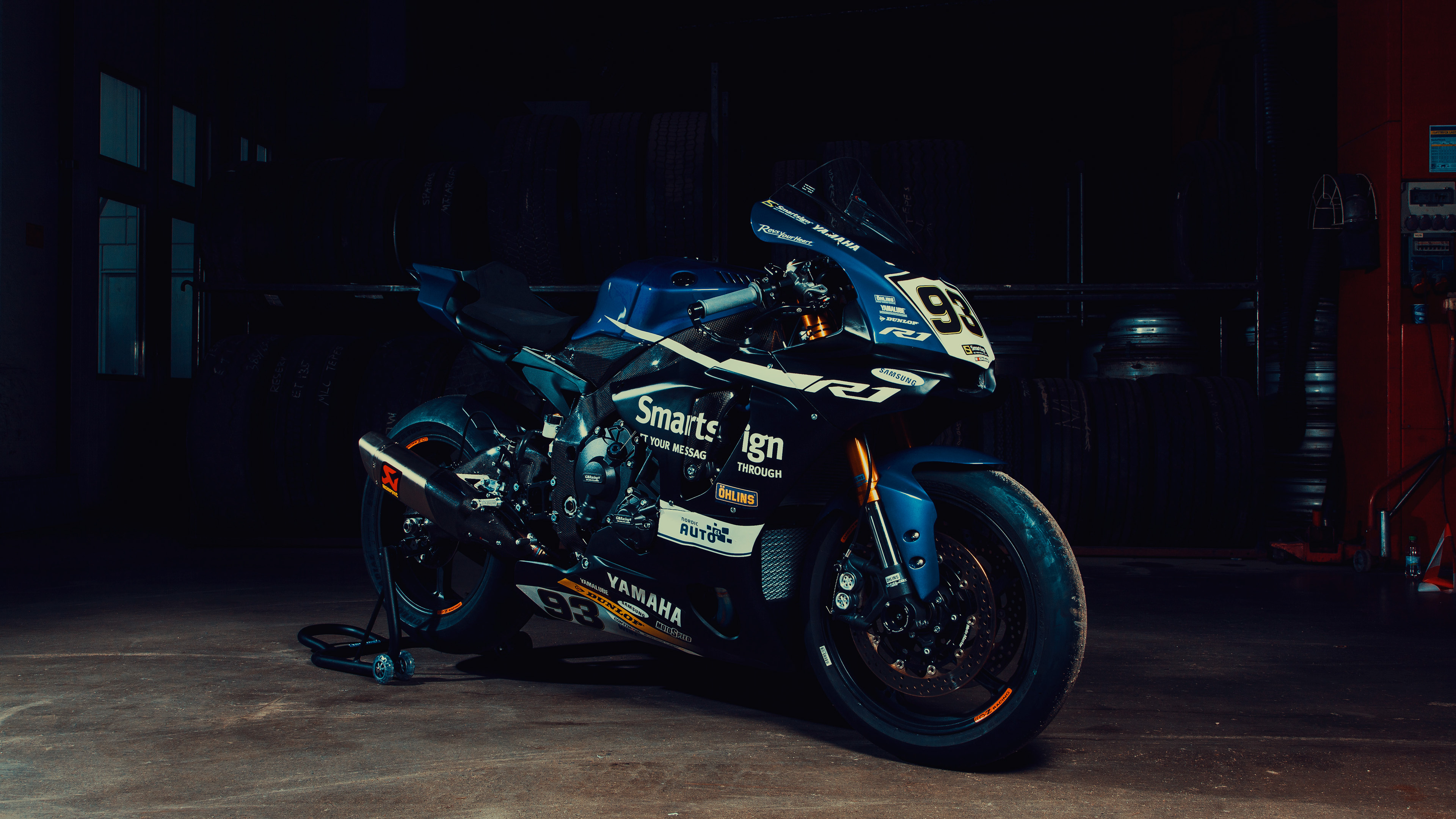 Blue and Black Sports Bike. Wallpaper in 3840x2160 Resolution