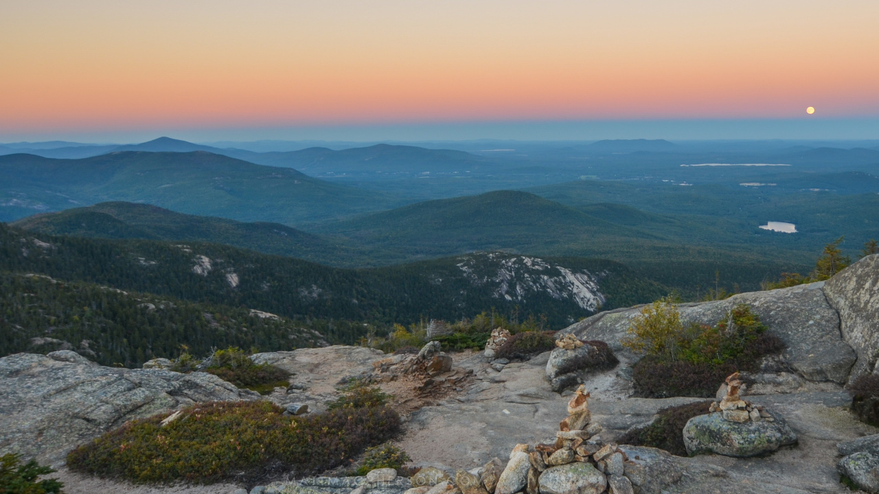 Tagsüber Grüne Berge Unter Blauem Himmel. Wallpaper in 1280x720 Resolution