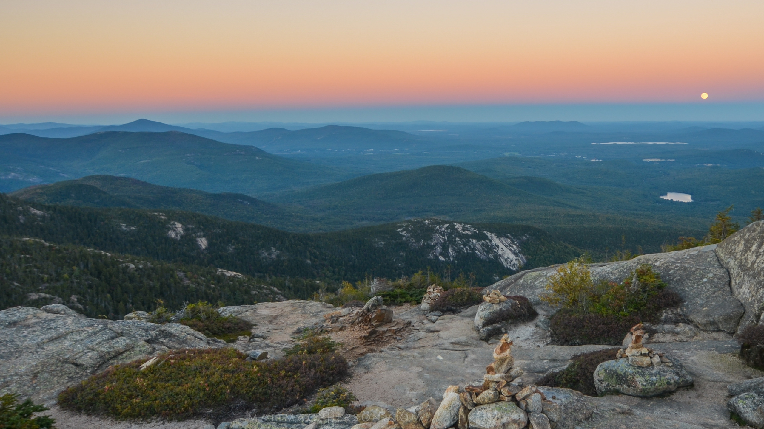 Montañas Verdes Bajo un Cielo Azul Durante el Día. Wallpaper in 2560x1440 Resolution