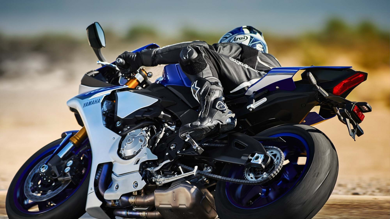 Hombre en Chaqueta Blanca y Negra Montando Bicicleta Deportiva Azul y Blanca. Wallpaper in 1366x768 Resolution