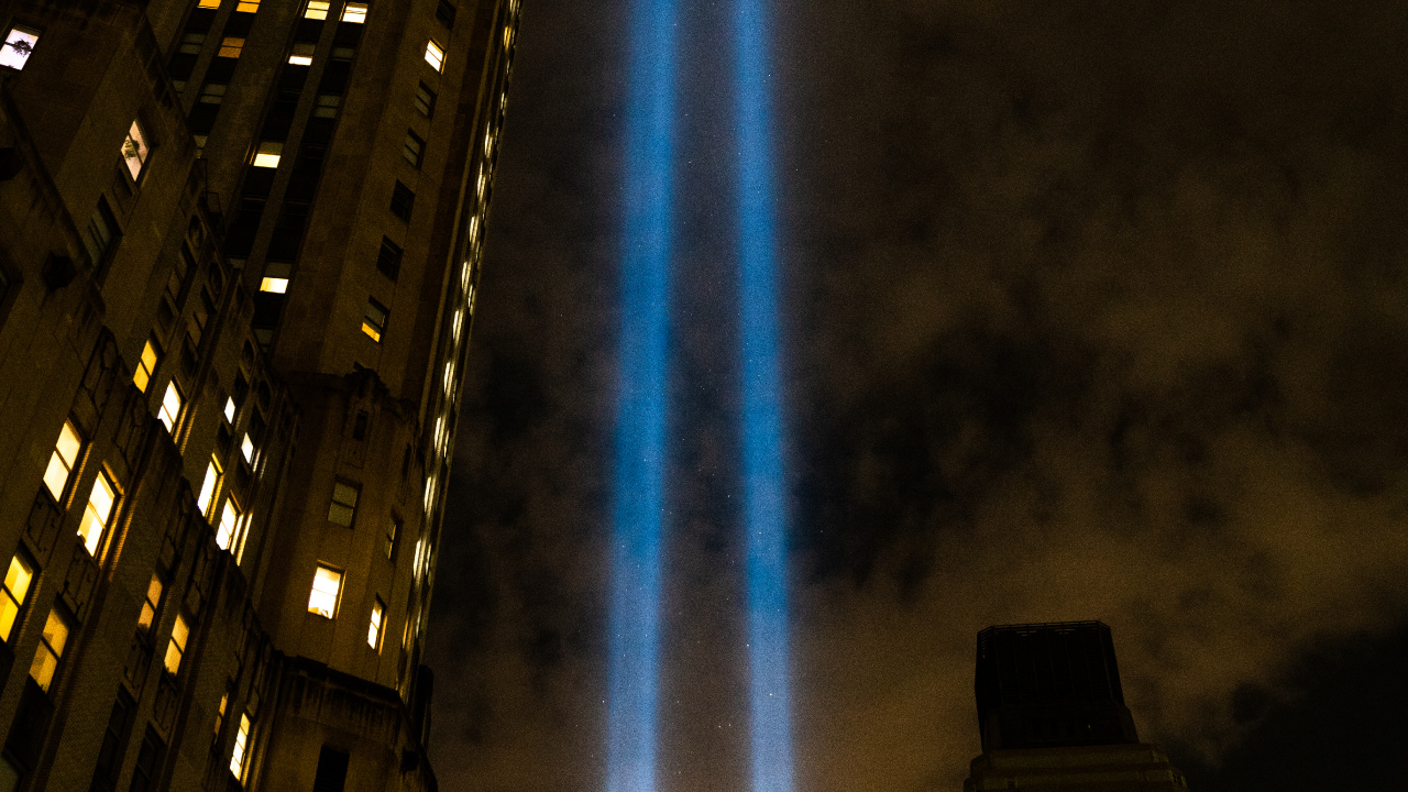 Niedrigwinkelfotografie Von Hochhäusern Während Der Nachtzeit. Wallpaper in 1280x720 Resolution