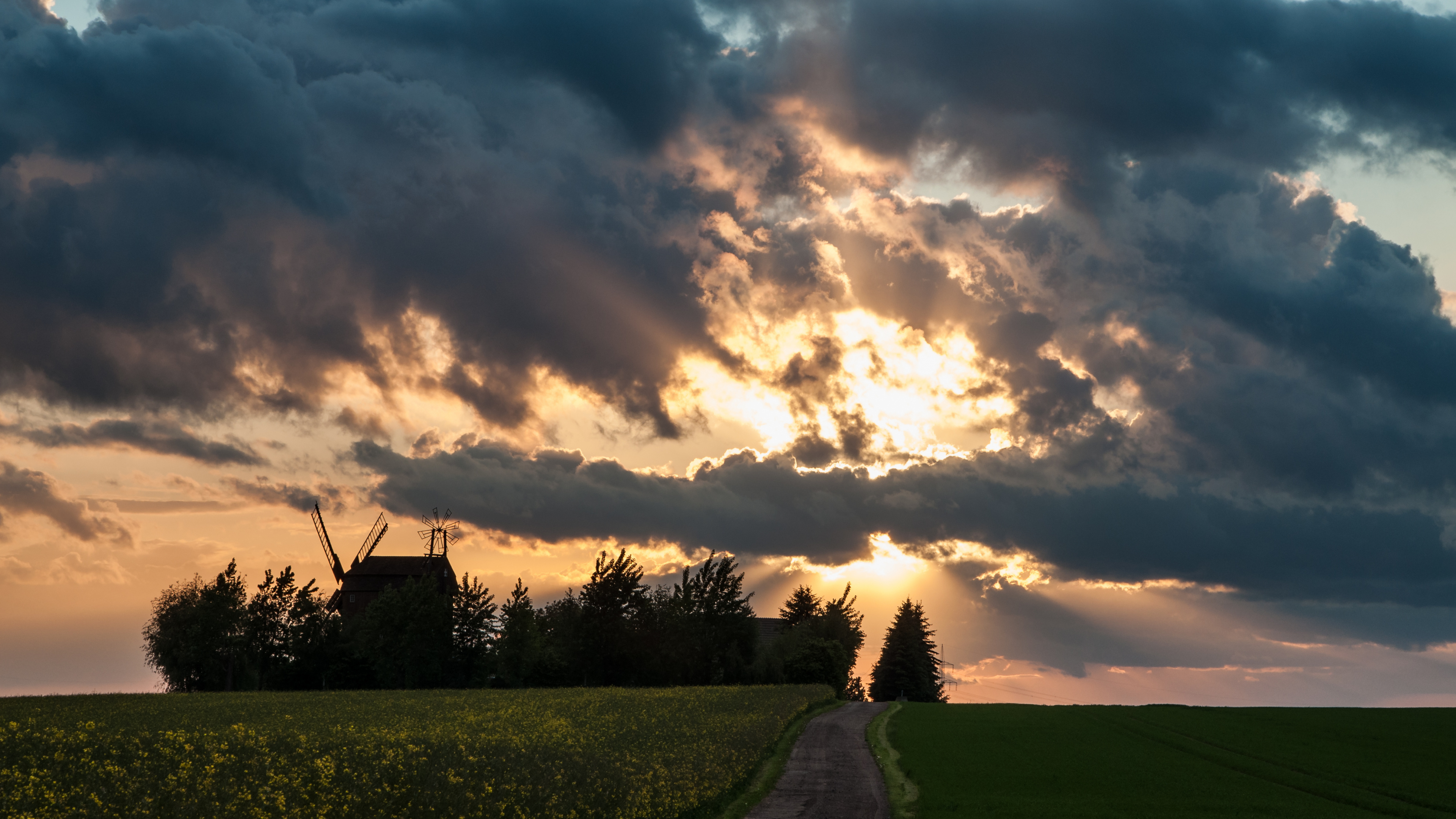 Champ D'herbe Verte Sous un Ciel Nuageux Pendant la Journée. Wallpaper in 3840x2160 Resolution