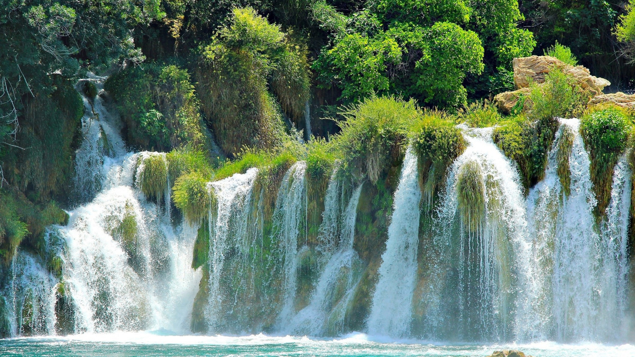 Árboles Verdes Junto a Cascadas Durante el Día. Wallpaper in 1280x720 Resolution