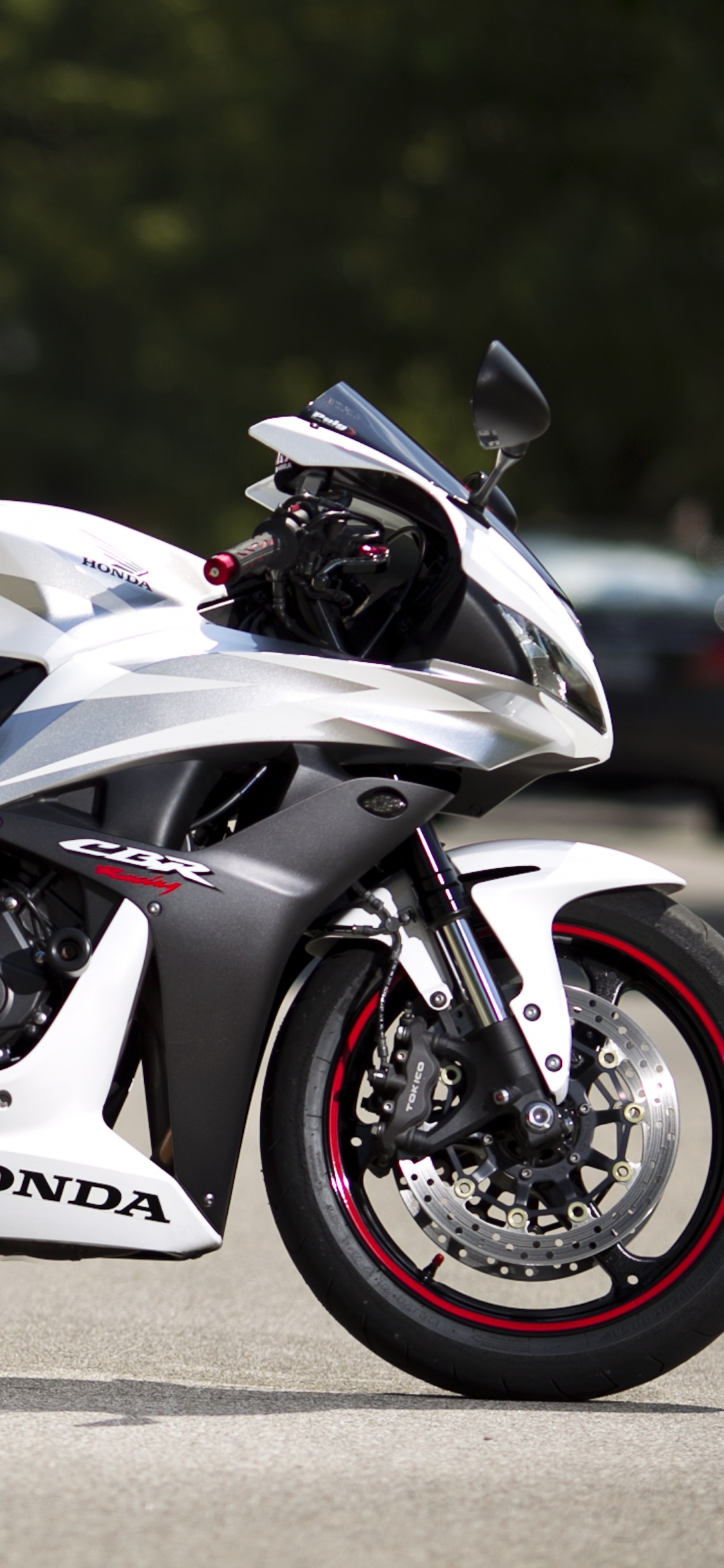 Black and White Sports Bike. Wallpaper in 1125x2436 Resolution