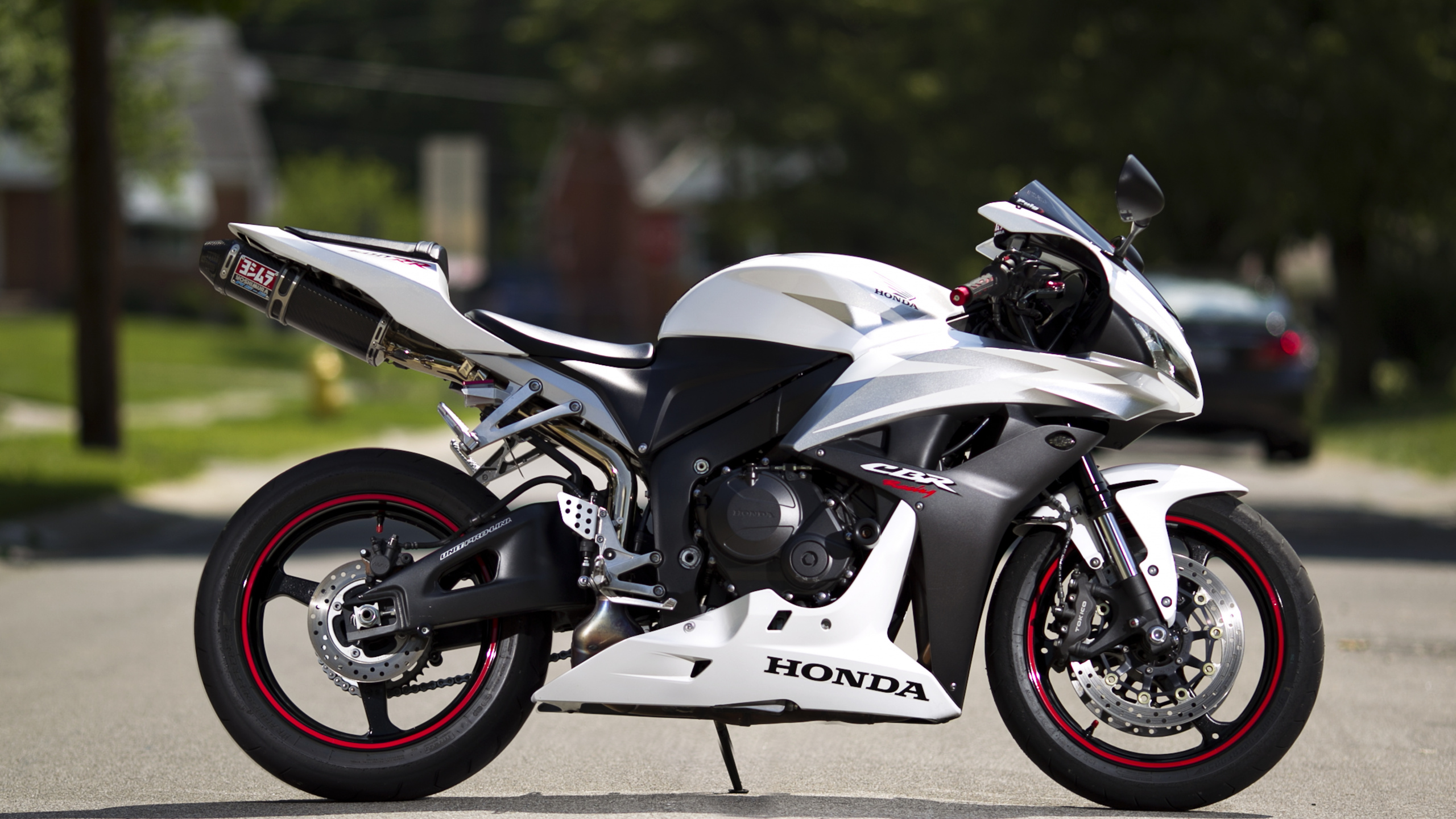 Black and White Sports Bike. Wallpaper in 2560x1440 Resolution