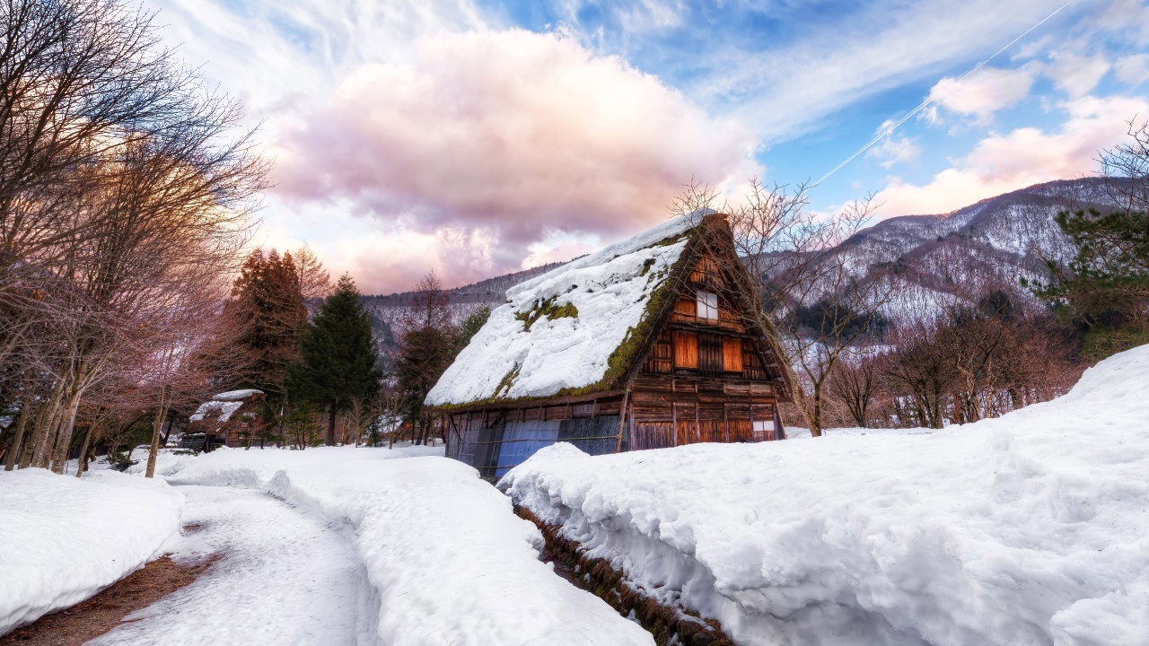 Braunes Holzhaus Auf Schneebedecktem Boden Unter Weißen Wolken Und Blauem Himmel Tagsüber. Wallpaper in 1280x720 Resolution