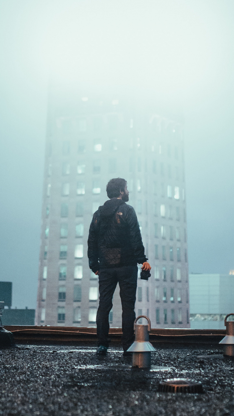 Homme en Manteau Noir Debout Sur le Sol. Wallpaper in 750x1334 Resolution