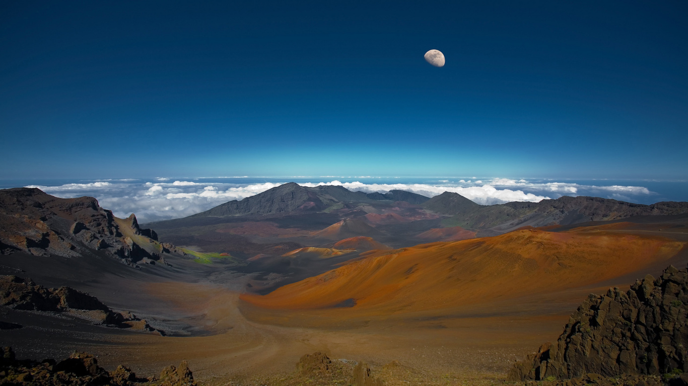 Brown and Green Mountains Under Blue Sky During Daytime. Wallpaper in 1366x768 Resolution