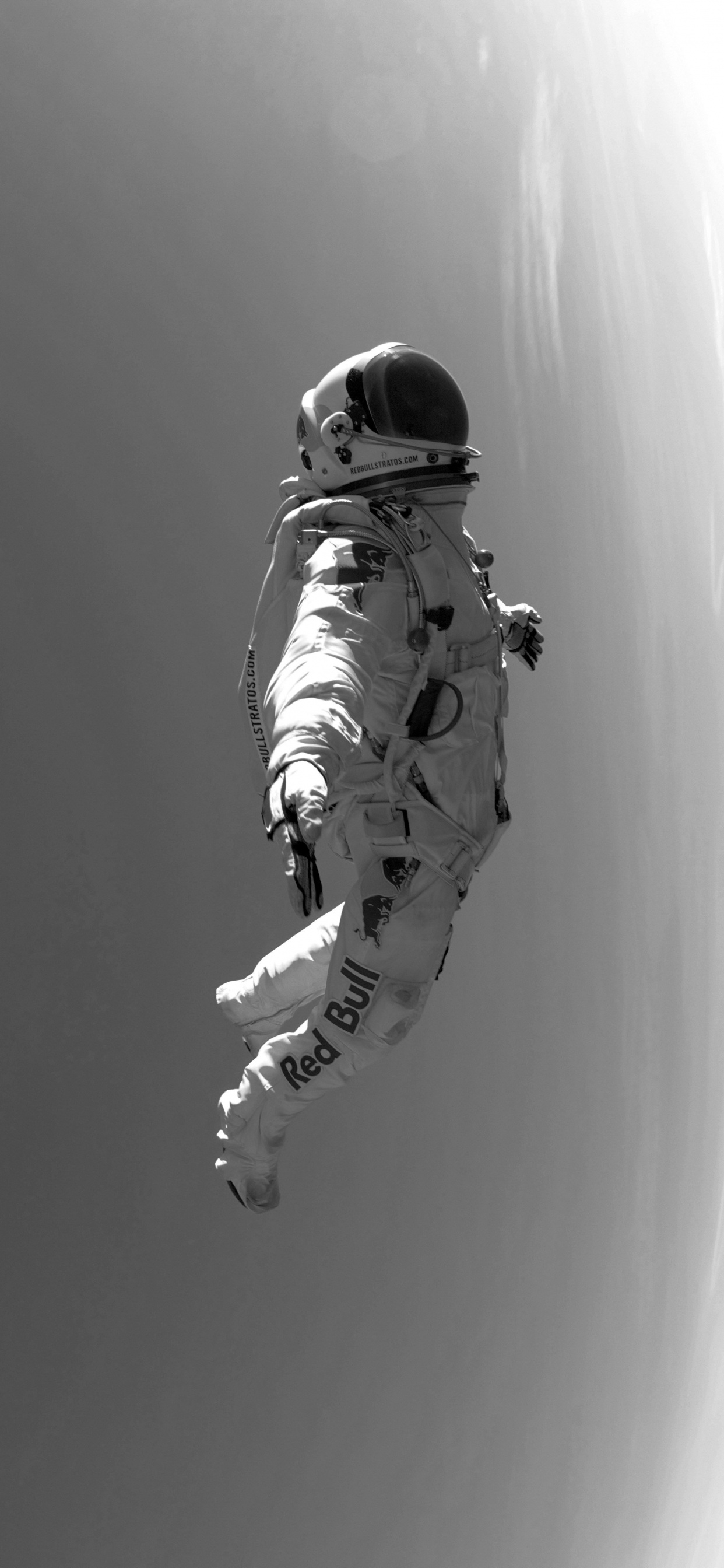 Graustufenfoto Eines Mannes in Tarnanzug Und Helm. Wallpaper in 1242x2688 Resolution