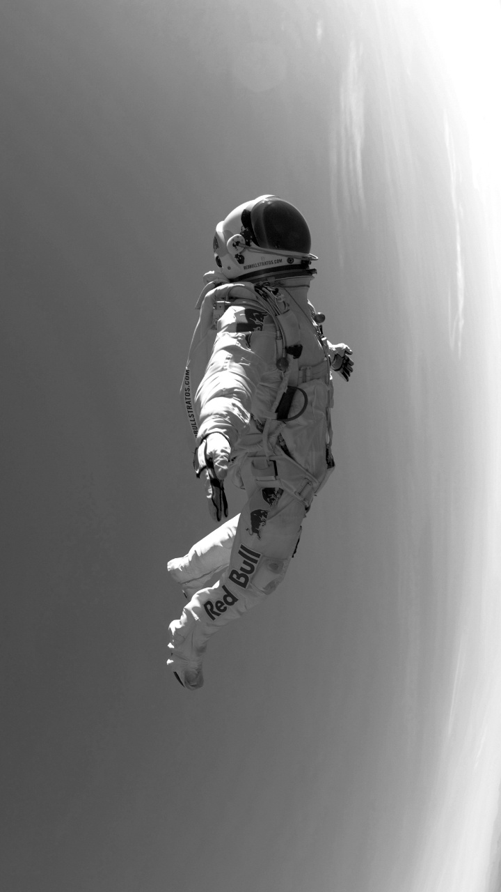 Graustufenfoto Eines Mannes in Tarnanzug Und Helm. Wallpaper in 720x1280 Resolution