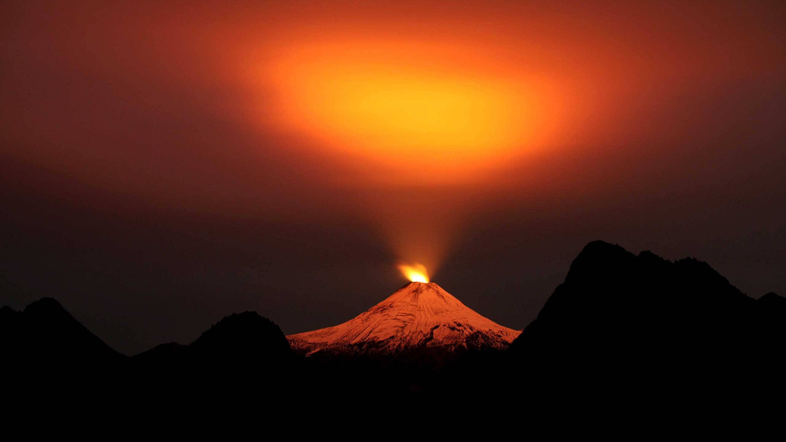 Silhouette de Montagne Pendant le Coucher du Soleil. Wallpaper in 2560x1440 Resolution