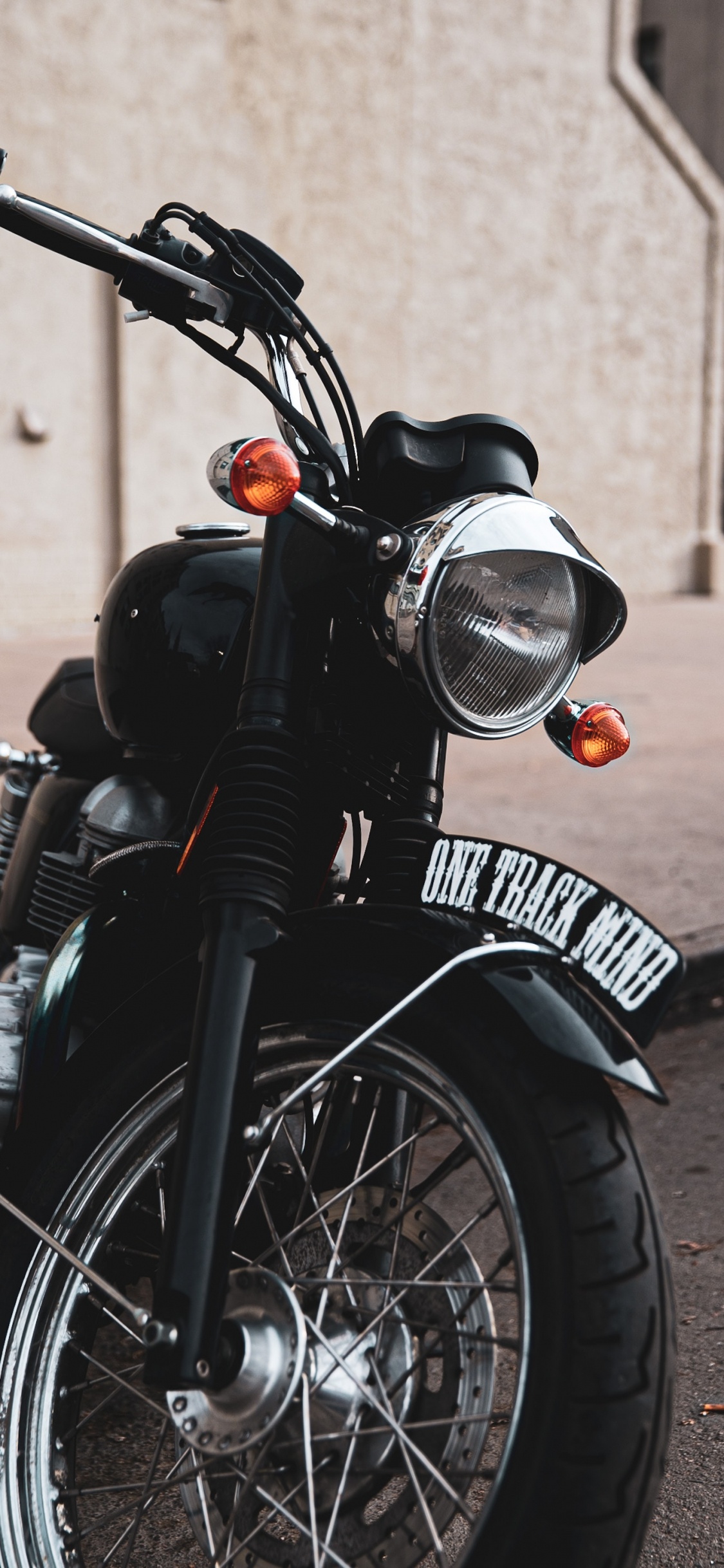 Moto Noire Garée Dans la Rue. Wallpaper in 1125x2436 Resolution