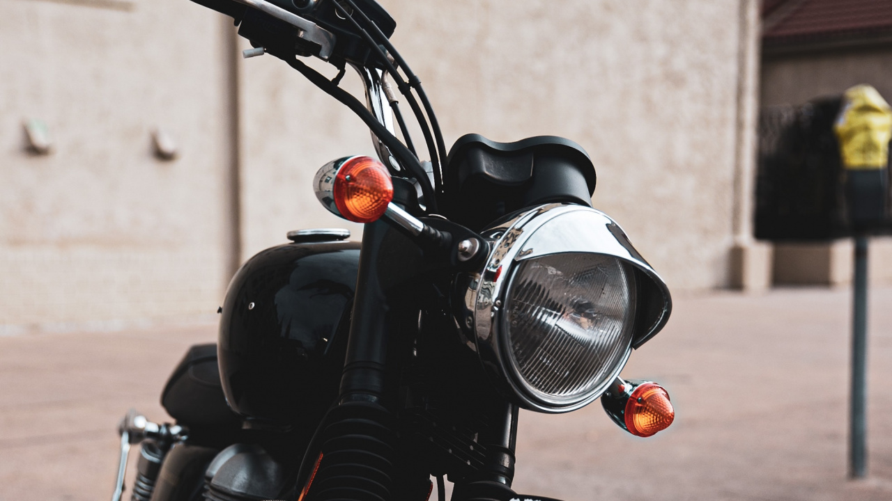 Schwarzes Motorrad Auf Der Straße Geparkt. Wallpaper in 1280x720 Resolution