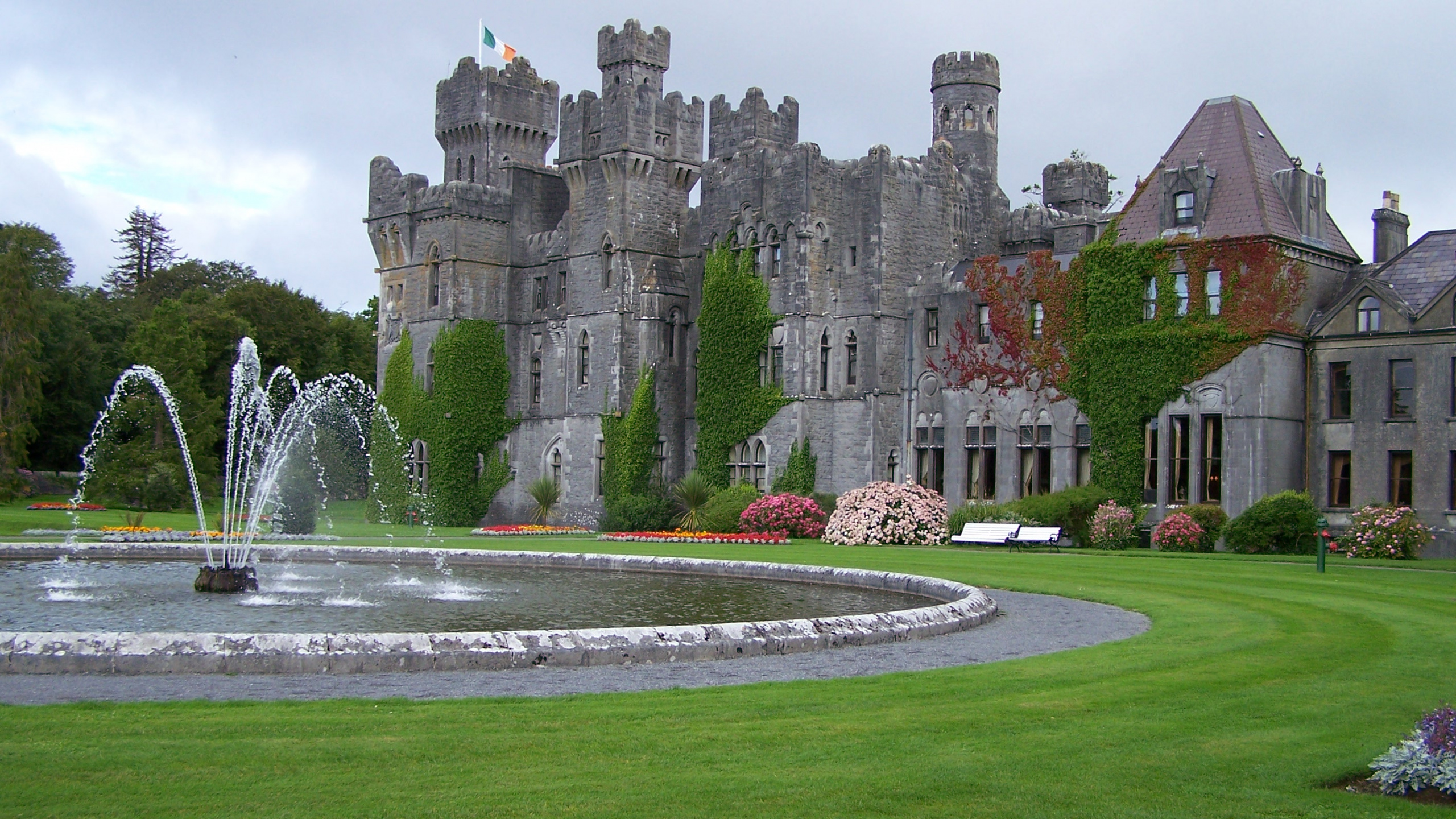 Water Fountain in Front of Gray Concrete Building. Wallpaper in 2560x1440 Resolution