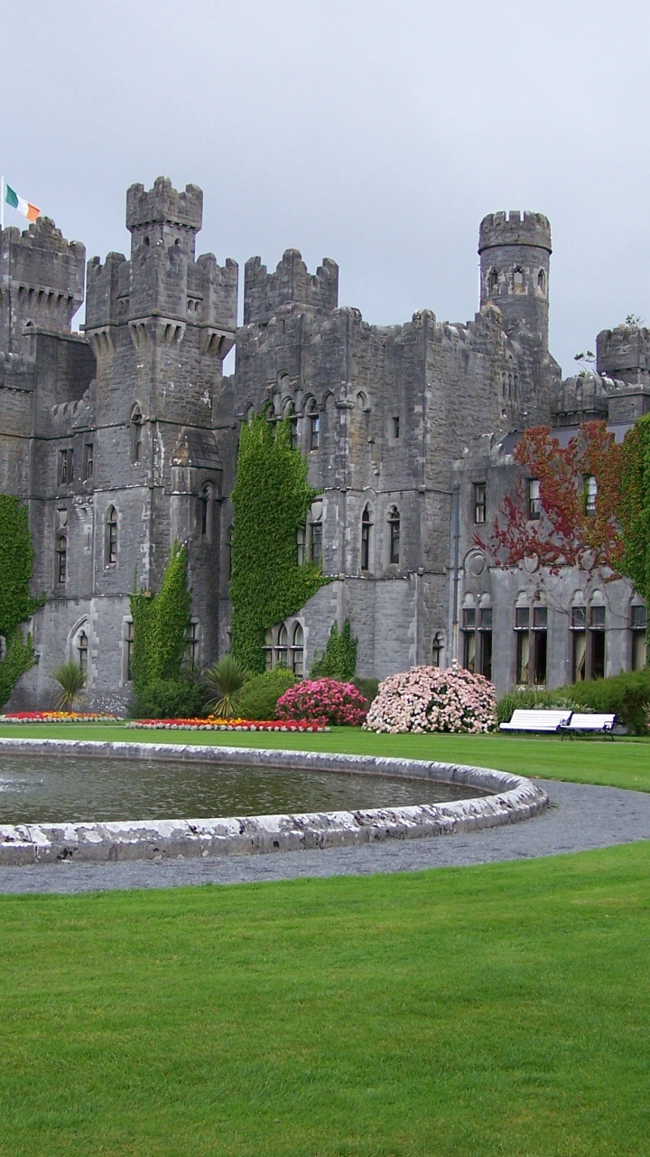 Water Fountain in Front of Gray Concrete Building. Wallpaper in 720x1280 Resolution