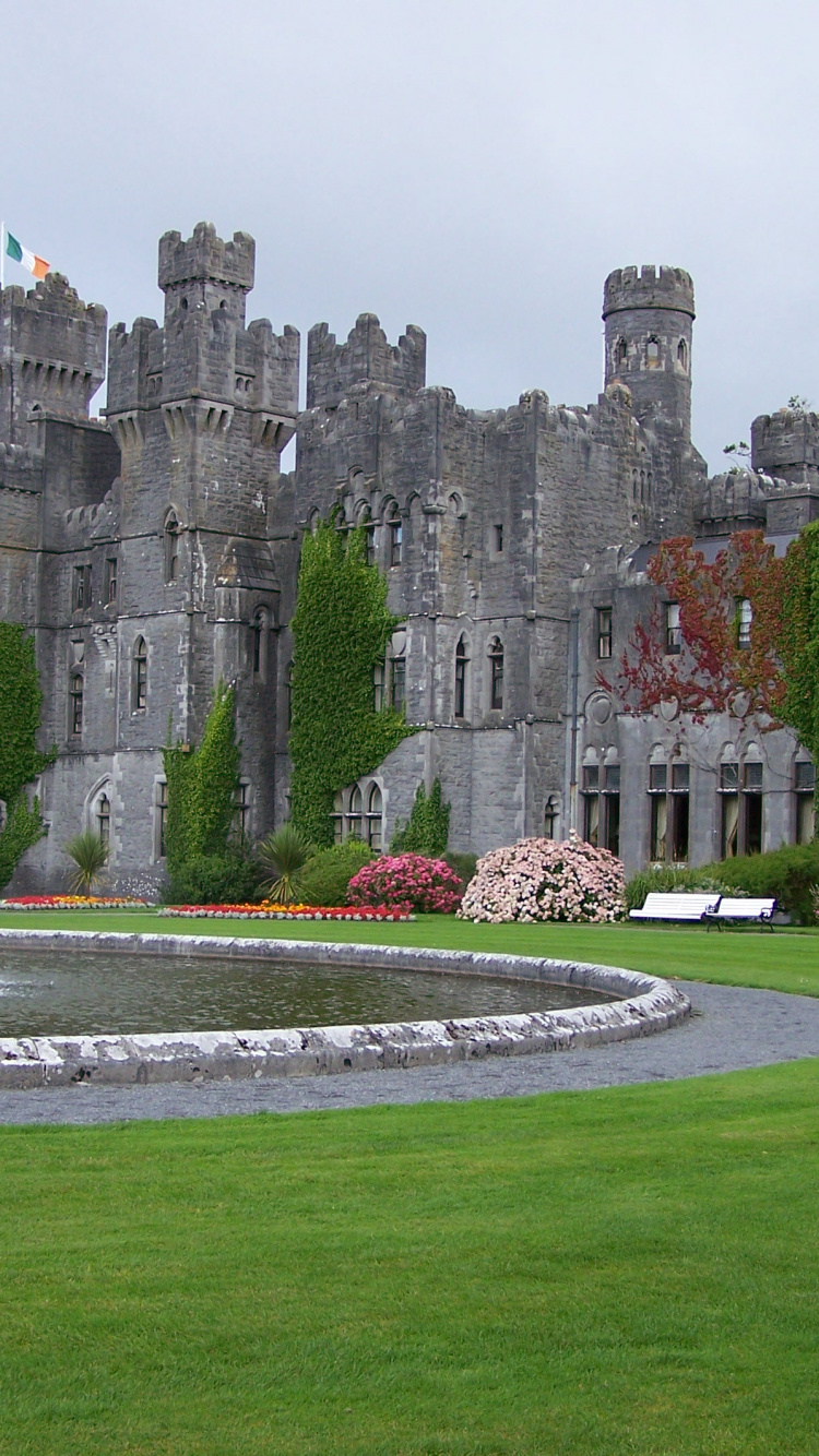 Wasserfontäne Vor Grauem Betongebäude. Wallpaper in 750x1334 Resolution