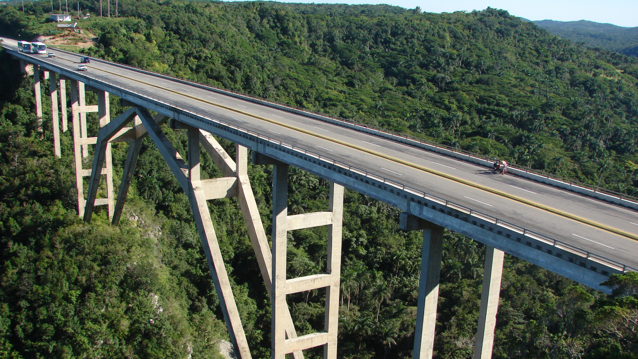 Puente de Metal Blanco Sobre Árboles Verdes Durante el Día. Wallpaper in 1280x720 Resolution