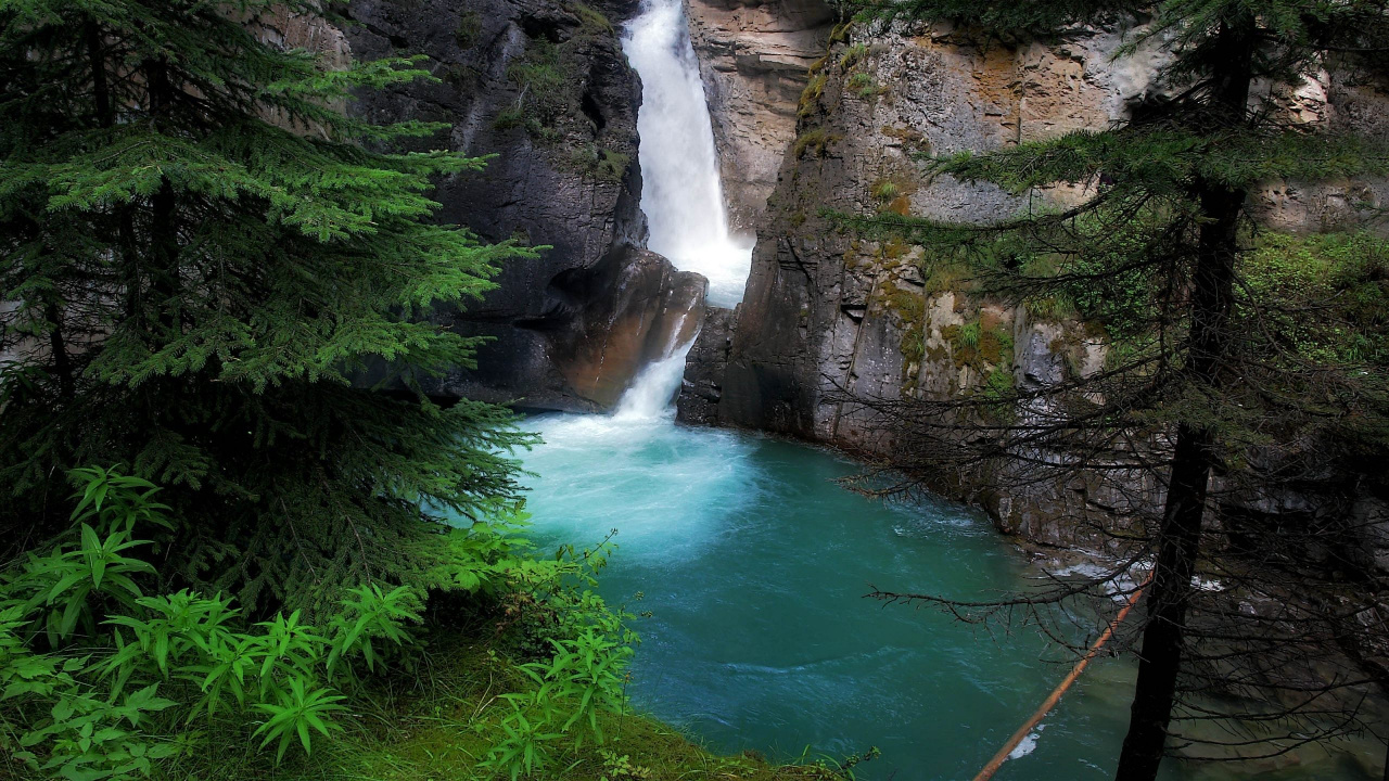 Waterfalls Between Brown Rocky Mountain During Daytime. Wallpaper in 1280x720 Resolution