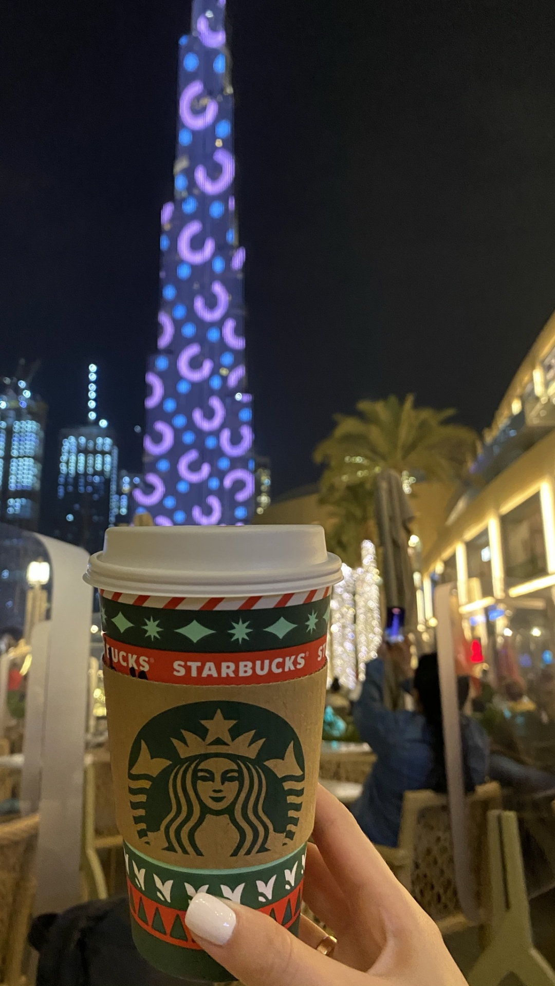 Dubaï, Burj Khalifa, Logo Starbucks 2011, Nuit, L'homme. Wallpaper in 1080x1920 Resolution