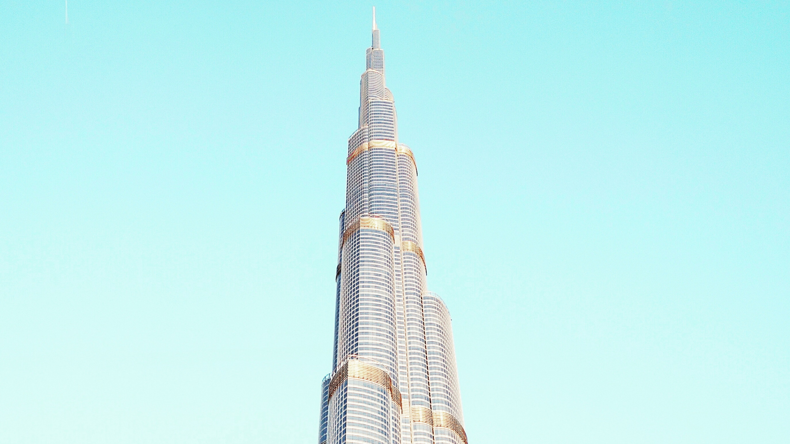 Edificio de Hormigón Blanco y Negro Bajo un Cielo Azul Durante el Día. Wallpaper in 2560x1440 Resolution
