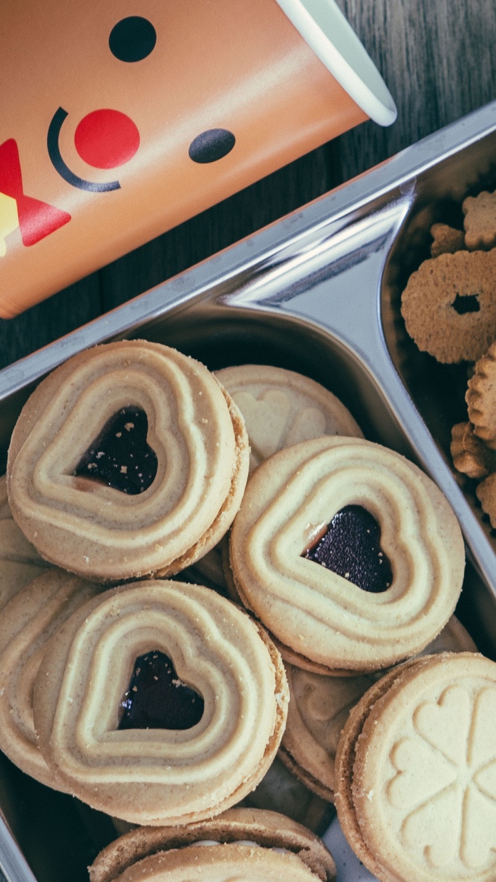 Brown and White Cupcakes on Stainless Steel Tray. Wallpaper in 720x1280 Resolution