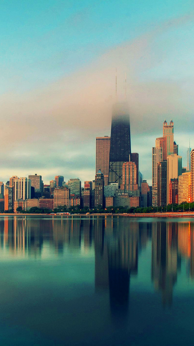 Horizonte de la Ciudad a Través Del Cuerpo de Agua Durante el Día.. Wallpaper in 750x1334 Resolution